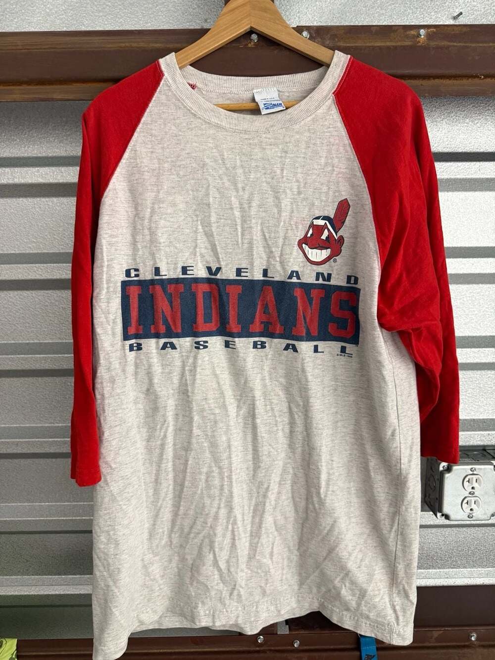 Salem Sportswear Cleveland Indians Size L Vintage 1995 Raglan T-Shirt